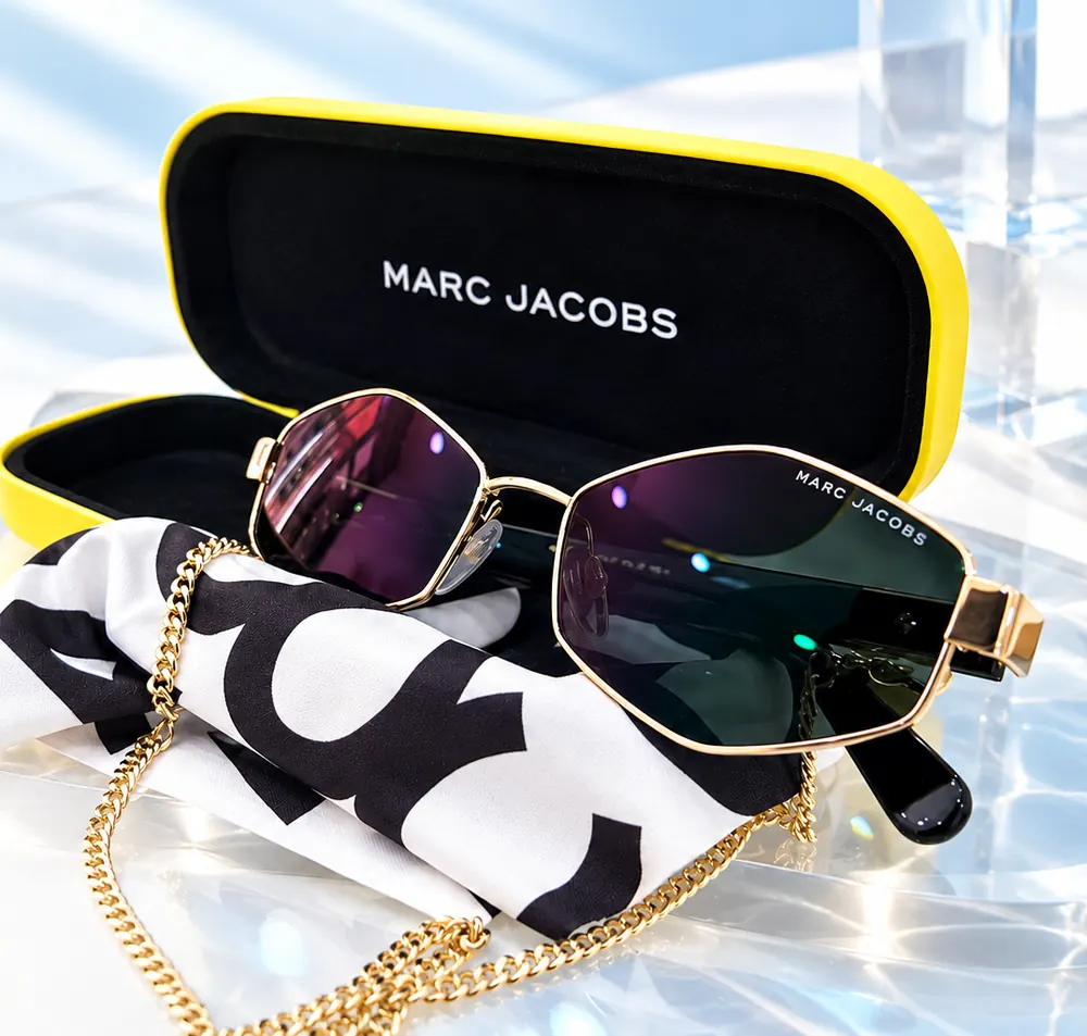 Occhiali da sole Marc Jacobs in metallo dorato con il loro astuccio giallo
