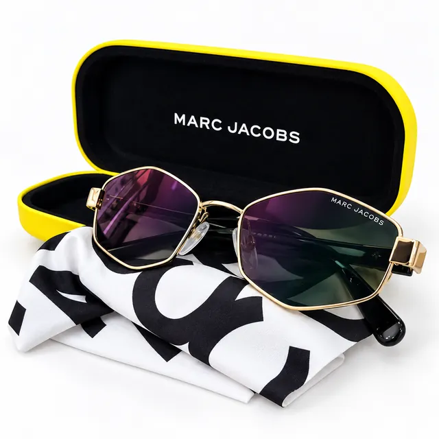 Occhiali da sole Marc Jacobs in metallo dorato, appoggiati sul loro astuccio giallo