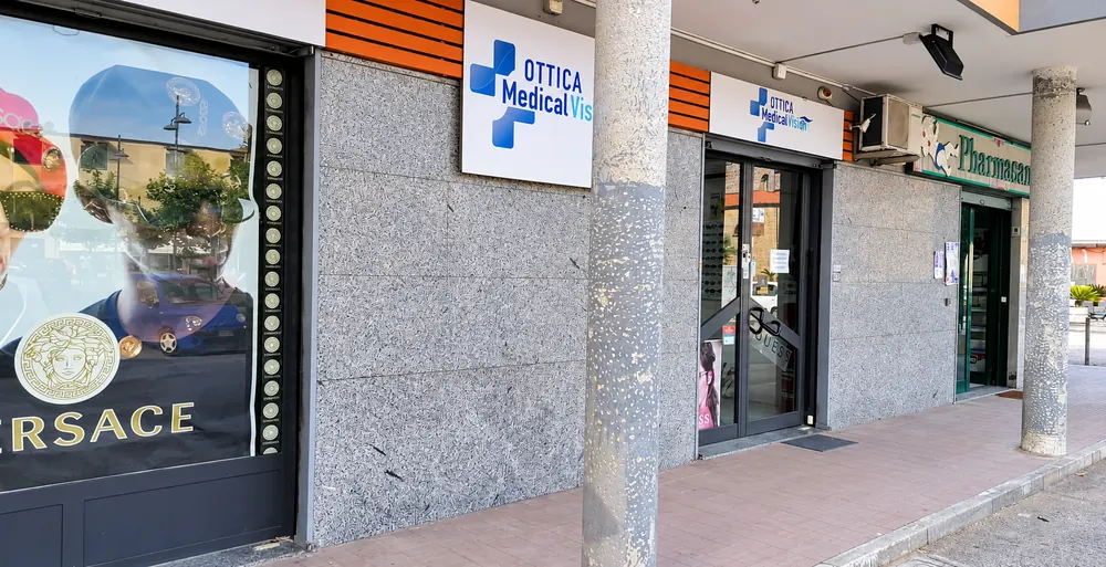 L'ingresso dell'Ottica Medical Vision di Cardito, con l'insegna e la vetrina sotto il porticato